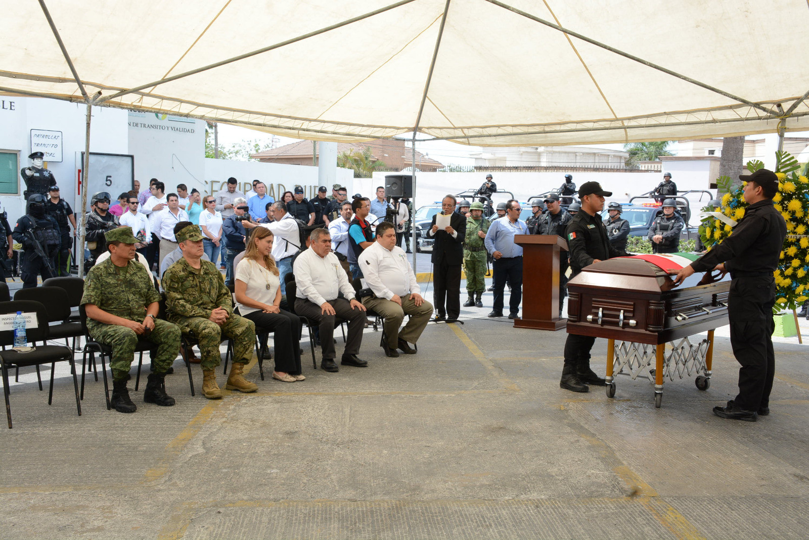 Homenajean a policía caído en cumplimiento de su deber