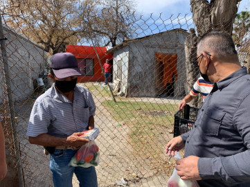Entrega Municipio fruta en la colonia Generación 2000