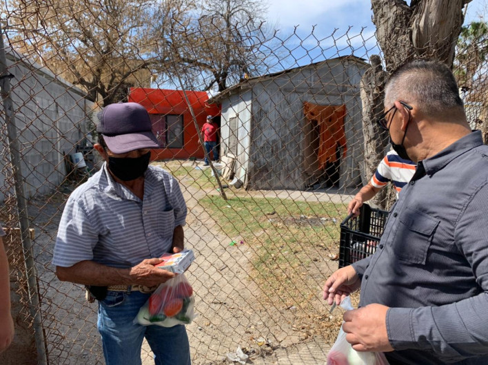 Entrega Municipio fruta en la colonia Generación 2000