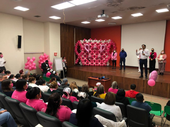 En IMSS mujeres tocan la campana contra el cáncer de mama 