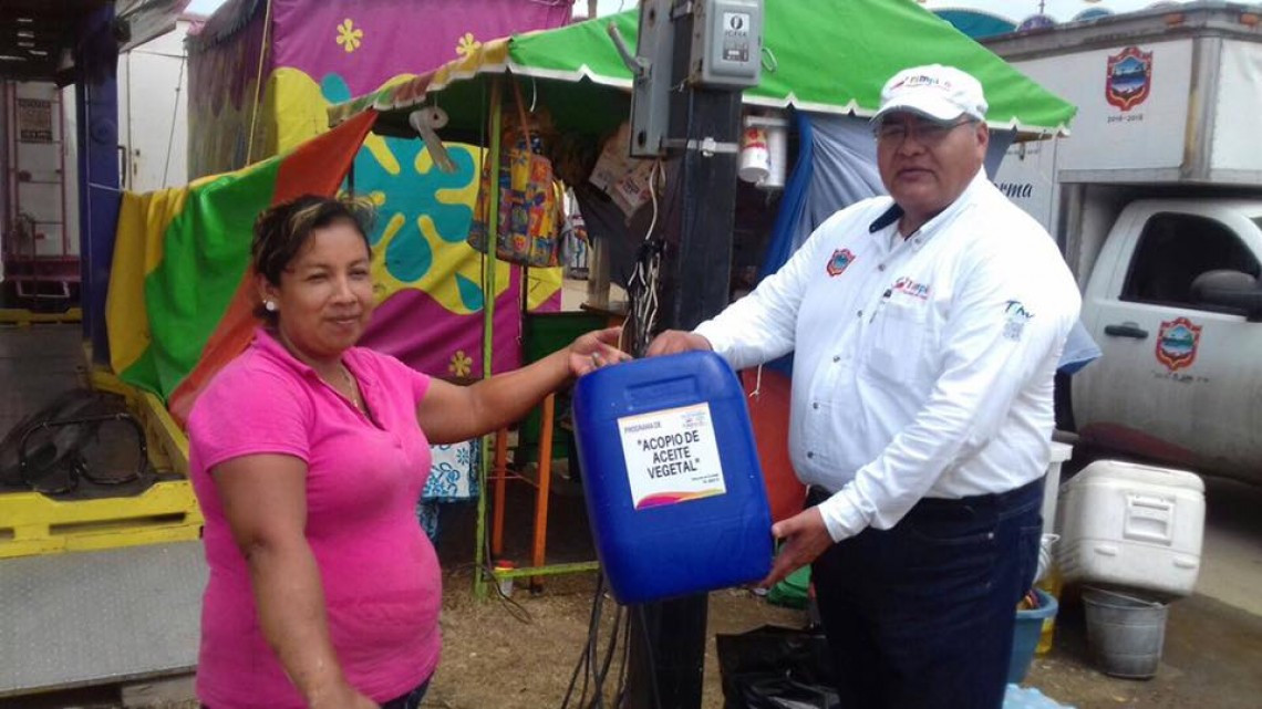 Realizan entrega de contenedores de residuos de aceite de cocina