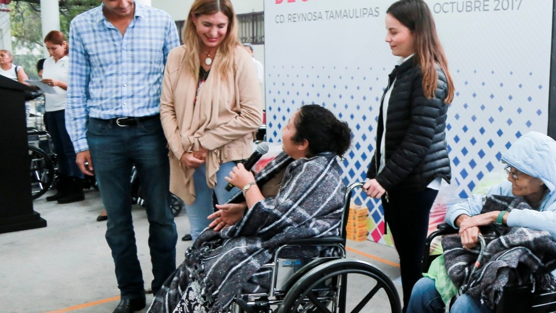 Realiza DIF segunda entrega de silla de ruedas