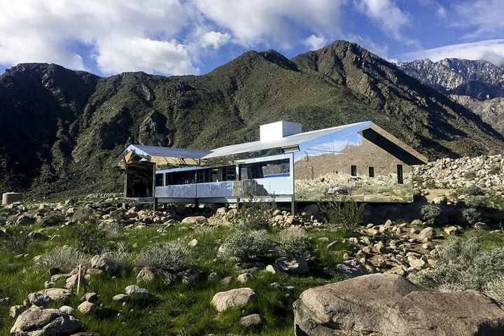 Crea artista casa de espejos en el desierto