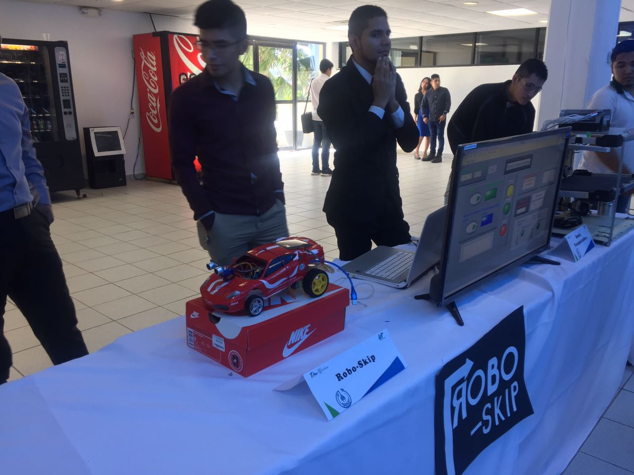 Presentan alumnos proyectos tecnológicos a empresarios