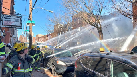 2 personas atrapadas en incendio al sur de Filadelfia