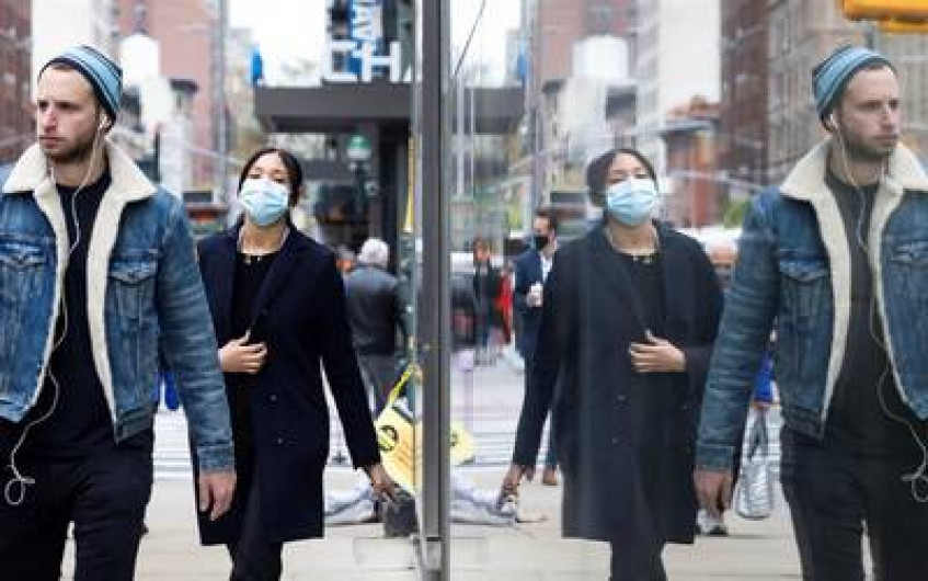 Población vacunada contra Covid en EU podrán salir a la calle sin cubrebocas