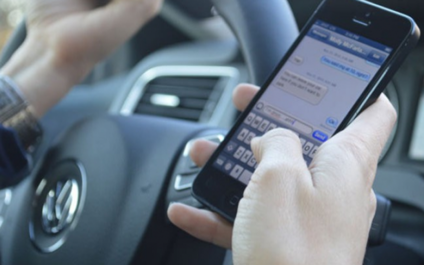 Multa para aquellos que usen teléfono mientras manejan