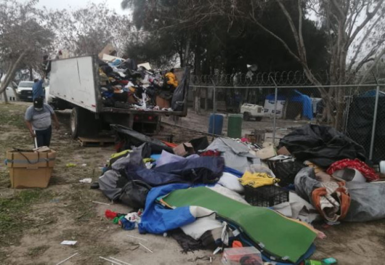 Tiran pertenencias de migrantes que ya cruzaron al lado americano