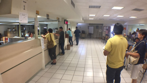 Enoja a ciudadanos desabasto de tarjetas de circulación 