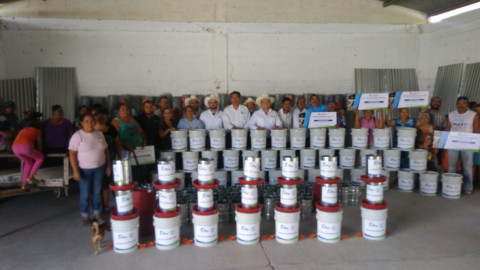 Entregan paquetes de aves de postura para el sector rural 