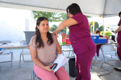 Vacunan y apoyan a la ciudadanía con donación de ropa y alimentos no perecederos 