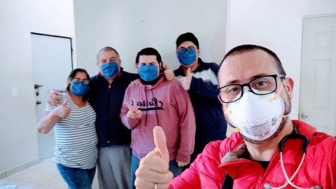 Ante miedo a hospitales, médico atiende a pacientes en casa