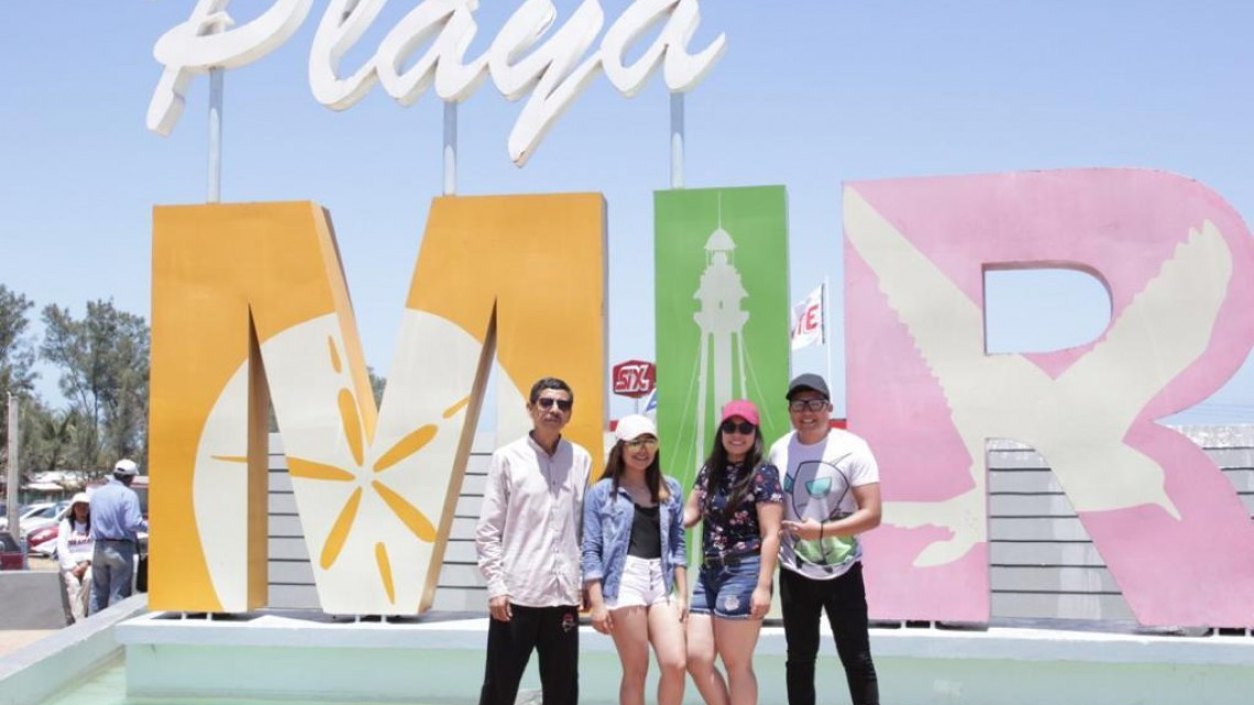 Vacacionistas abarrotan playa Miramar en Madero