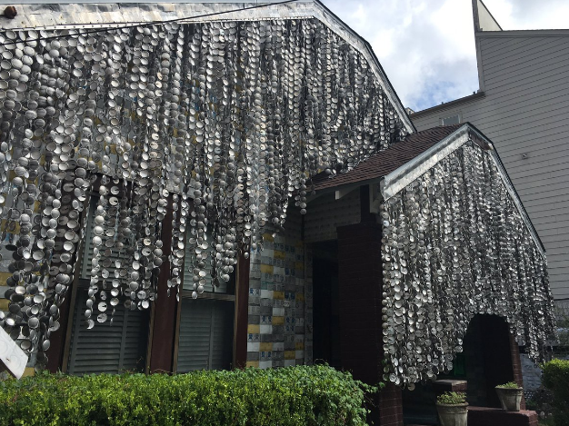 Conoce la casa está construida con latas de cervezas 