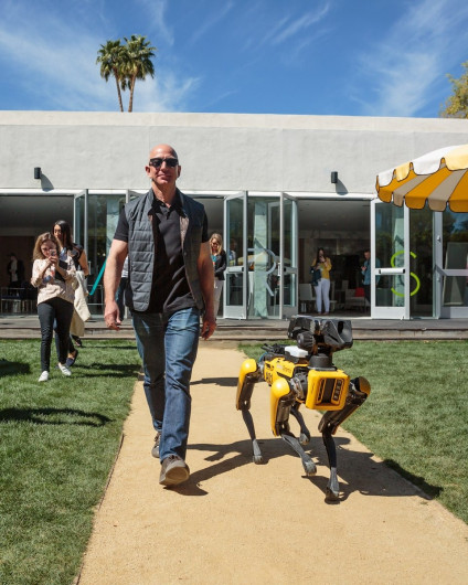 Dueño de Amazon pasea con su perro robot