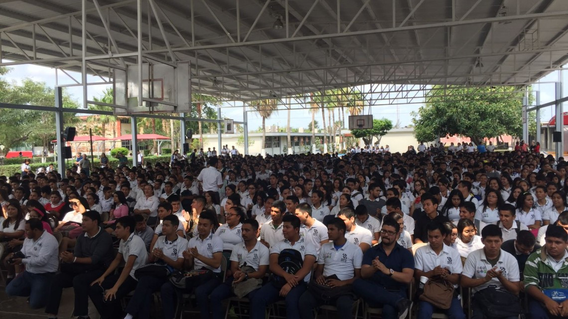 Sedesol entrega becas de inglés a alumnos del Cbtis 135 