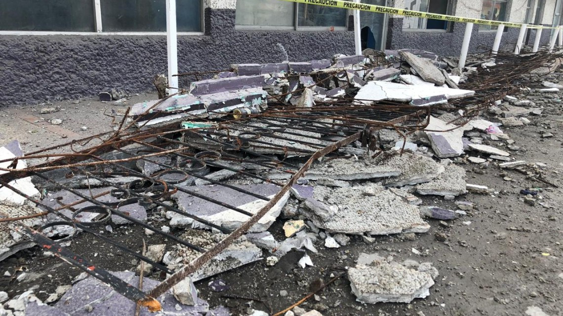 Colapsa barandal de edificio en La Diagonal y calle 7