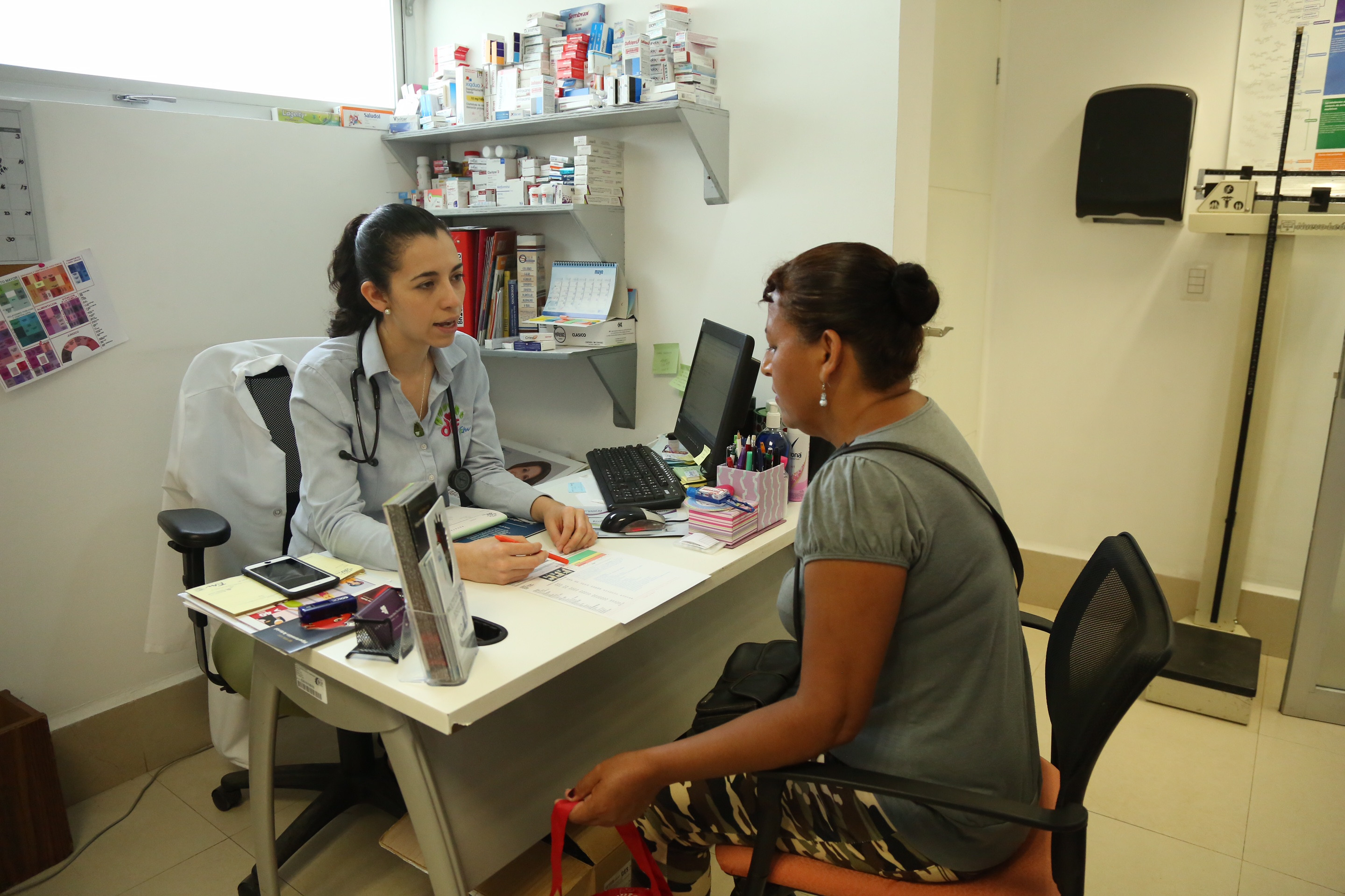 Ofrecen servicios de salud a personas vulnerables