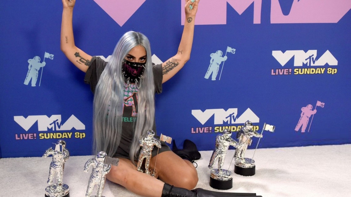 Lady Gaga se lleva la noche de los VMA ¡con todo y cubrebocas!