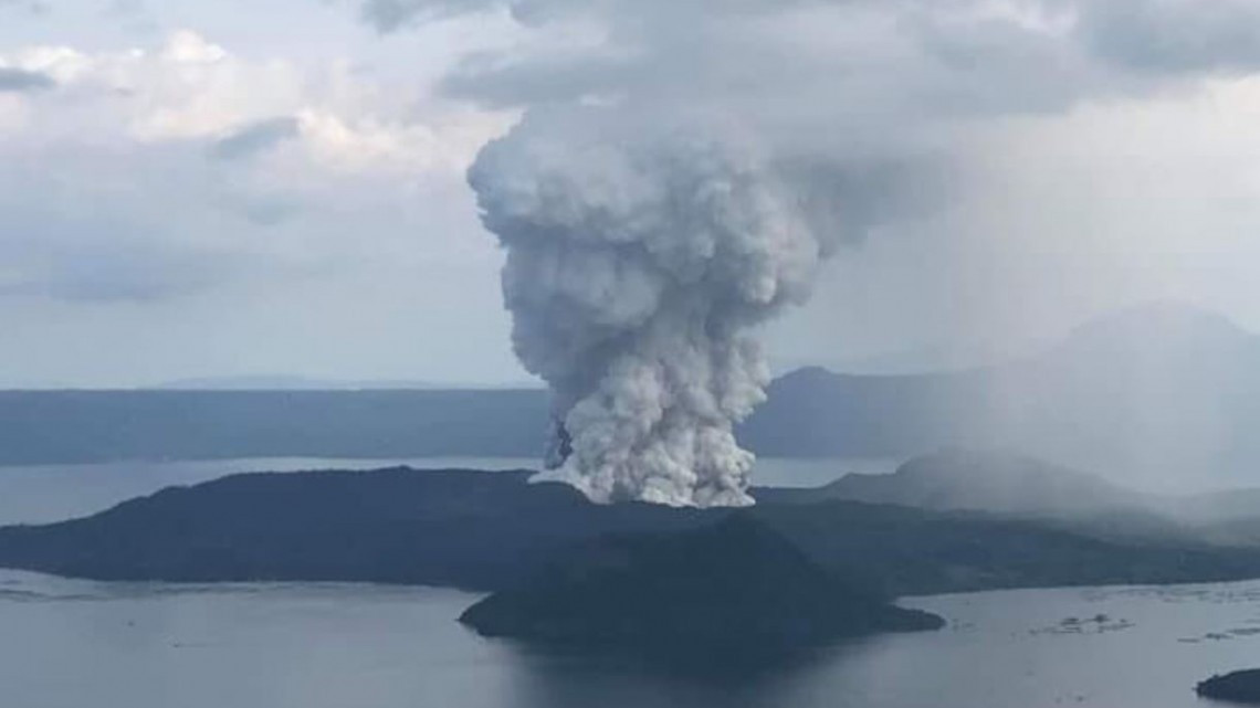 Miles de personas son evacuadas en Filipinas por alerta volcánica