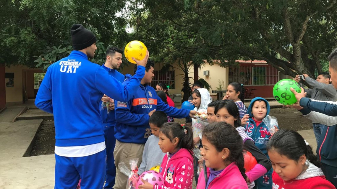 Dibujan sonrisas a pequeños