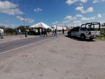 Agricultores bloquean Carretera Federal 101 Victoria-Matamoros a transporte de carga