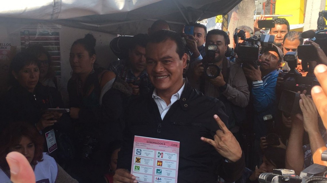 Juan Zepeda, candidato del PRD, emite su voto