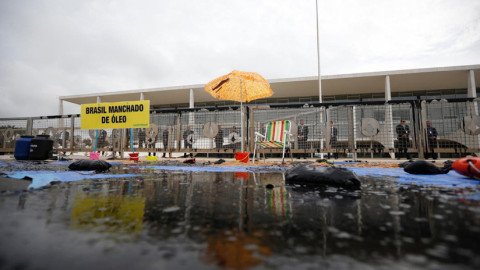 Activistas de Greenpeace son detenidos tras verter tinta negra frente a la sede del gobierno en Brasilia