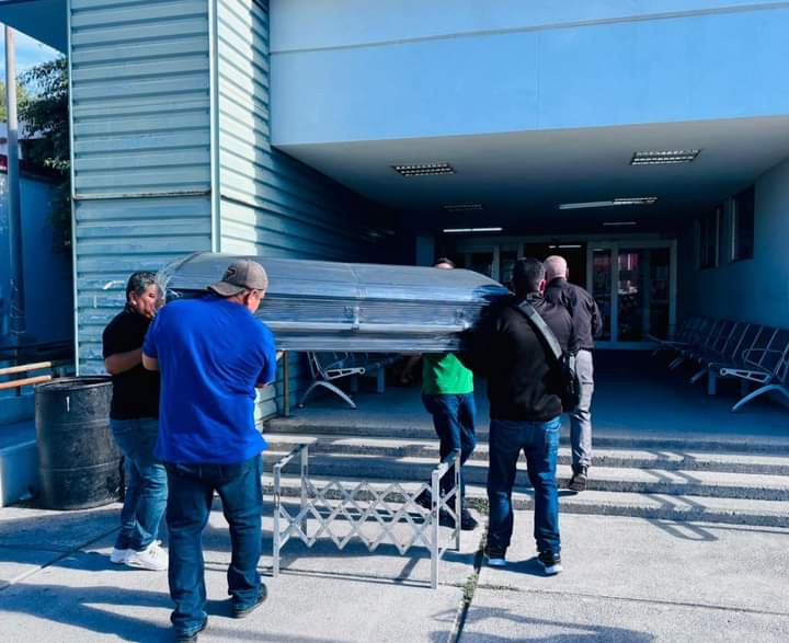 Maestros protestan con ataúd frente al ISSSTE por mal servicio