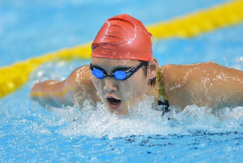 Universidad China pide a alumnos saber nadar para obtener título