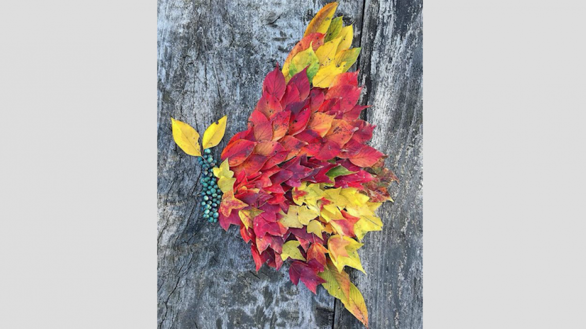 Obras de arte con hojas caídas en Japón