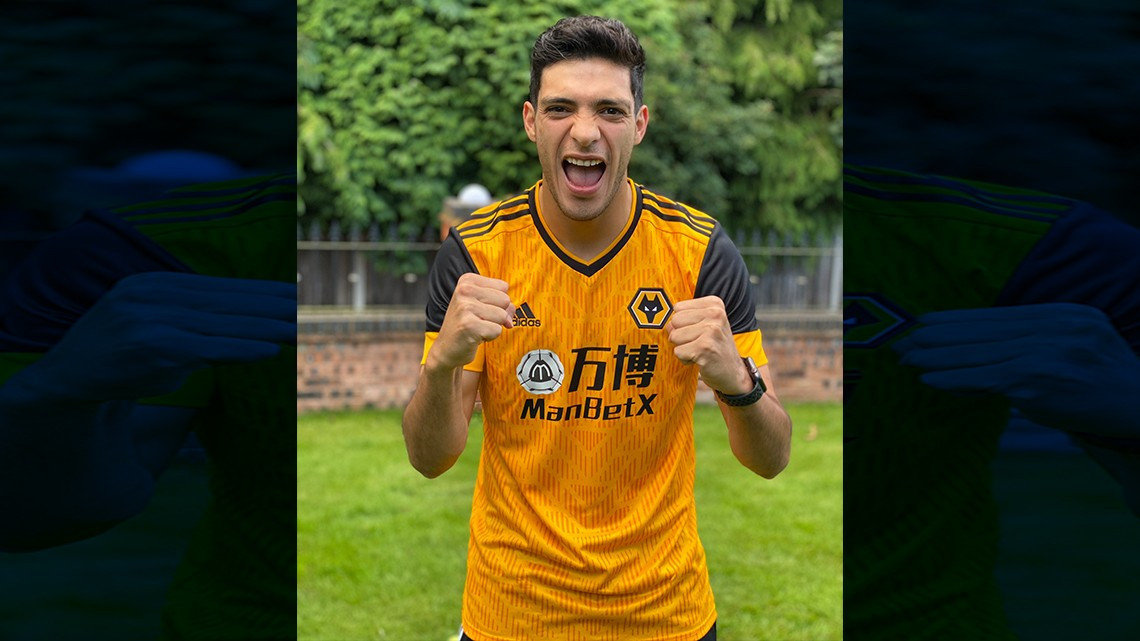  Raúl Jiménez presenta el nuevo jersey de Wolverhampton