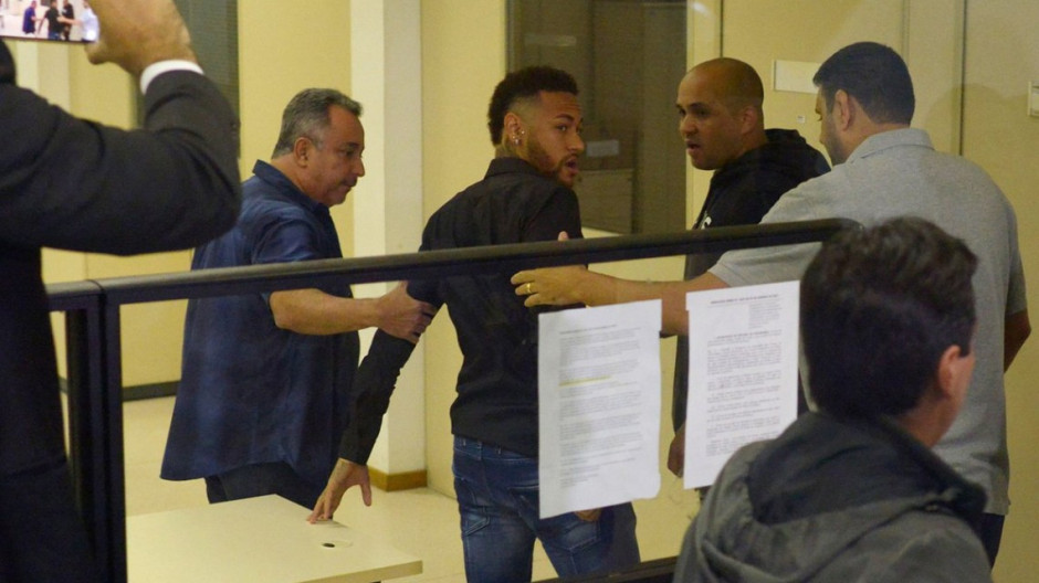 Neymar acude a declarar ante la justicia por divulgar imágenes íntimas