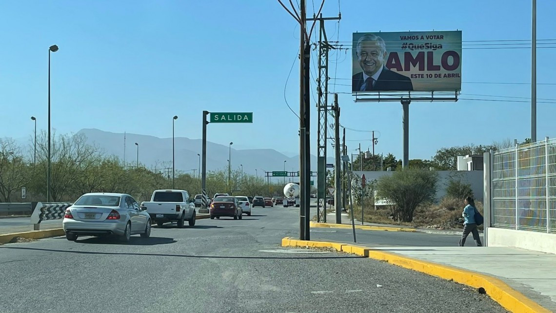 Investiga INE a personas que contrataron espectaculares con imagen de AMLO