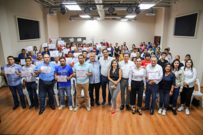 Entregó Presidente Carlos Peña Ortiz Constancias a graduados de Electricidad 