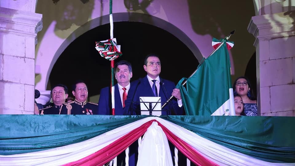 Festejan miles de neolaredenses Grito de Independencia de México   