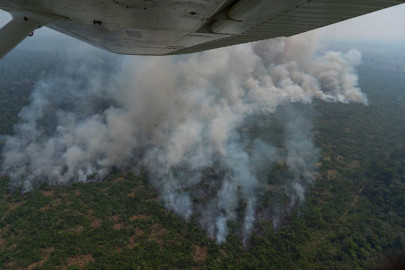 Comienza Brasil a apagar el fuego en la Amazonia