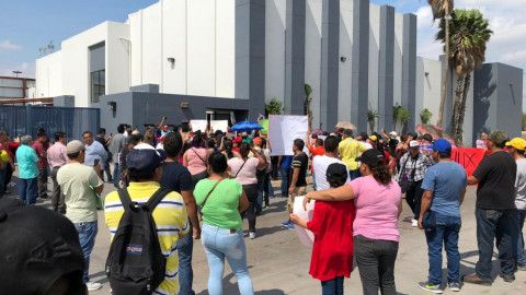 Susana Prieto manipula a obreros para que se manifiesten frente a Televisa Noreste 