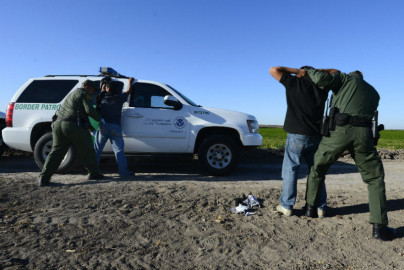 Arrestan a agente de EU por ayudar a ingresar a inmigrante