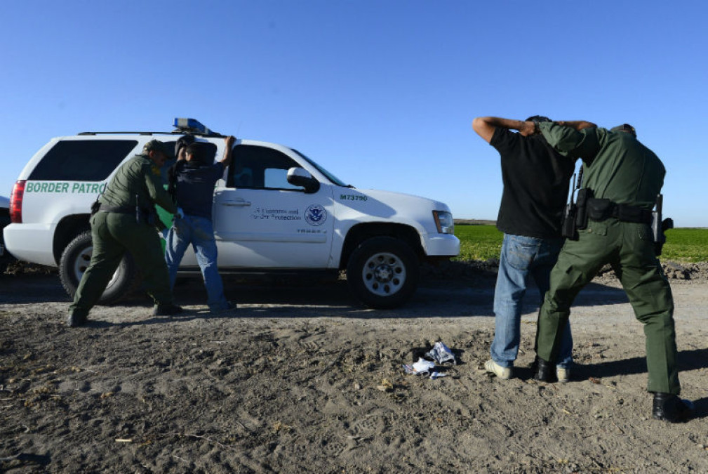 Arrestan a agente de EU por ayudar a ingresar a inmigrante