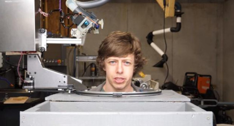 Así fue como joven creó robot para cortarse el pelo