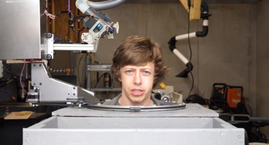Así fue como joven creó robot para cortarse el pelo