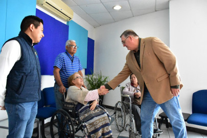 Entrega DIF Reynosa más apoyo a familias con sillas de ruedas y un andador