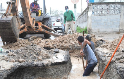 Repara COMAPA fuga de agua en zona Centro