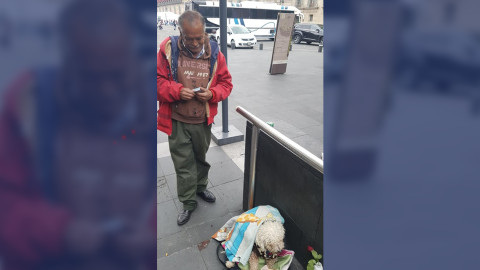 Abuelito vende chicles para comprarle comida a su perro