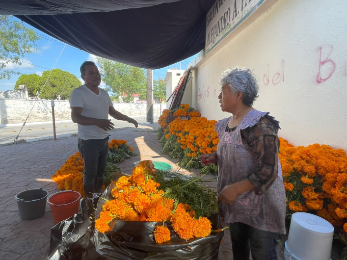 Floristas reviven con Día de Muertos