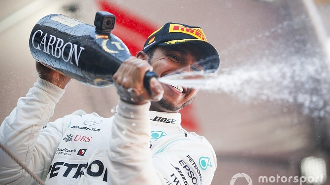 Lewis Hamilton se lleva el GP de España, Checo Pérez termina en la posición quince