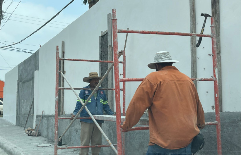 Sindicato llama a proteger albañiles del calor, su trabajo implica alto riesgo