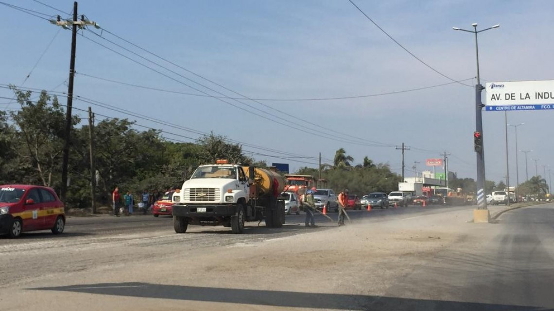 Se inician trabajos de bacheo en la avenida de la industria