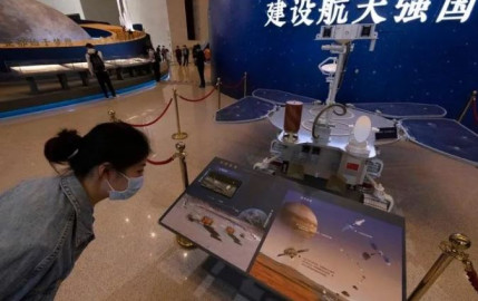 Logra China aterrizar pequeño robot en Marte